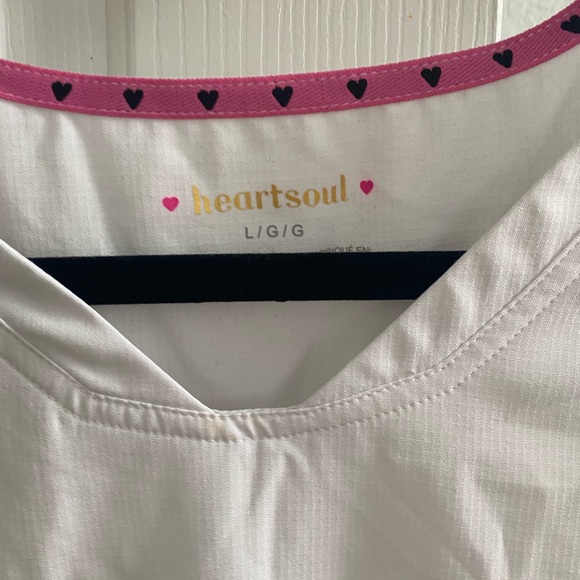 All heart white 3 pocket scrub top break on through - Picture 1 of 4
